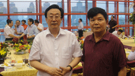 河南省人民政府省长郭庚茂先生（左）与郑州台州商会支部书记、《百花散》传人梅安富先生合影